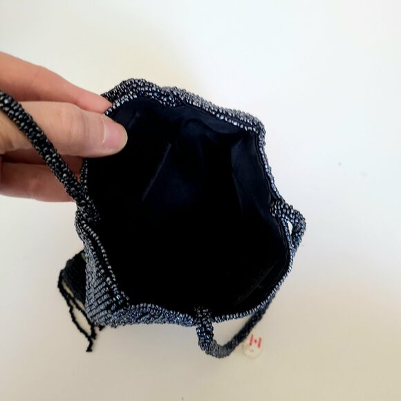 Black and silver beaded wrist bag with floral design and fringes. - Picture 5 of 6